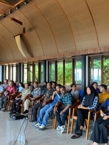 Para peserta, termasuk penyandang disabilitas, sedang menyusun program kerja untuk tahun 2025. (Foto : Anisa/Tim MSF)