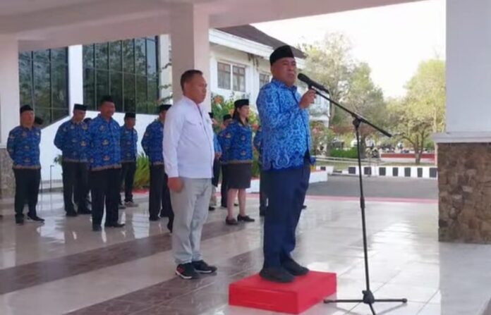 Bupati Edi saat menyampaikan amanat pada Apel Kesadaran, 17 September 2024, di halaman kantor bupati Mabar. (Foto : Tian)