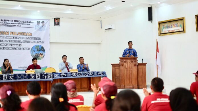 Kadis Parekrafbud Mabar, Stefan Jemsifori (berdiri di Podium) saat memberikan sambutan pembukaan kegiatan. (Foto : Gonsalez)