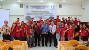 Kadis Parekrafbud Mabar (tengah) saat pose bersama nara sumber dan peserta kegiatan. (Foto : Gonsa)