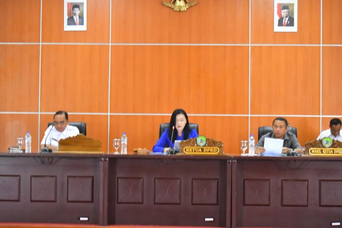 Ketua Sementara DPRD Kabupaten Manggarai Barat, Yopi Widiyanti, saat memimpin sidang perdana. (Foto : Gonsalez)