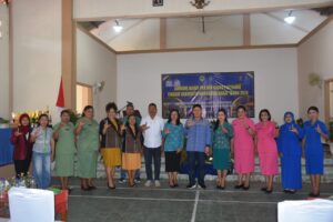 Wakil Bupati Yulianus (tengah) berpose bersama Ketua dan anggota TP PKK Kab. Manggarai Barat. (Foto : Tildis)