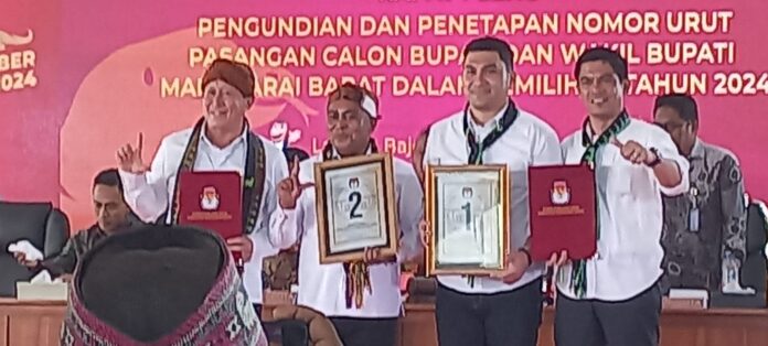 Pasangan calon bupati dan wakil bupati dengan nomor undian masing-masing. (Foto : Ferdy Jemaun)