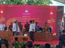 Pasanagn calon saat pengambilan nomor undian. (Foto : Ferdy Jemaun)