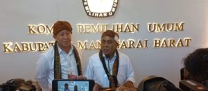 Pasangan calon bupati dan wakil bupati, Edistasius Endi dan Yulianus Weng, saat Jumpa Pers. (Foto : Ferdy Jemaun)