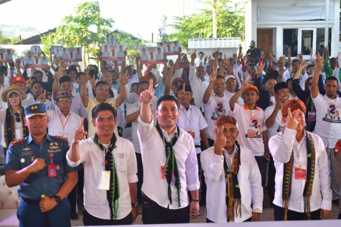 Pasanag calon foto bersama pasca deklarasi damai. (Foto : Gonsalez)