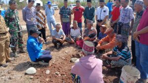 Dirut Perumda Wae Mbeliling, Aurelius Endo (tengah) bersama tokoh adat Golo Karot sedang melangsungkan ritual adat peletakan batu pertama. (Foto : Hery Hadis)