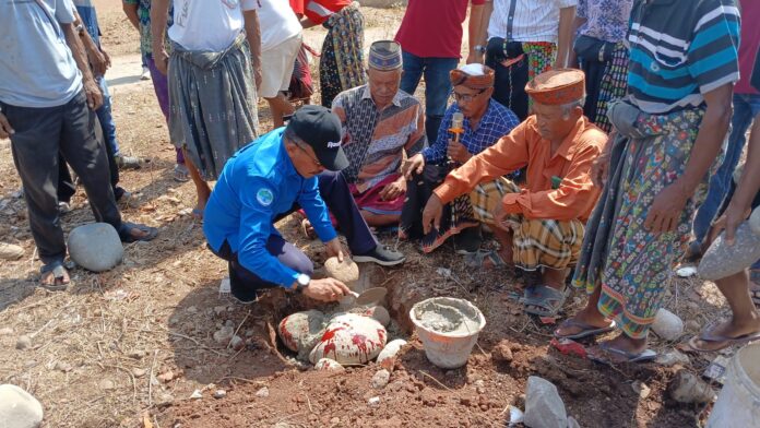 Dirut Perumda Wae Mbeliling, Aurelius Endo (tengah) bersama tokoh adat Golo Karot sedang melangsungkan ritual adat peletakan batu pertama. (Foto : Hery Hadis)