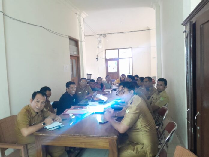 Alvin Latubatara (kiri) saat memimpin rapat panitia. (Foto : Dok. Tim MSF)