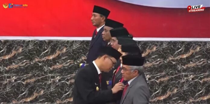 Pj Gubernur NTT, Andriko Noto Susanto saat melakukan pengukuhan Ondy Christian Siagian sebagai Pjs Bupati Manggarai Barat. (Foto : SC YT Dinkominfo NTT)