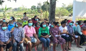 Calon sasaran sedang menunggu pemeriksaan. (Foto : Dok. Dikes Mabar)