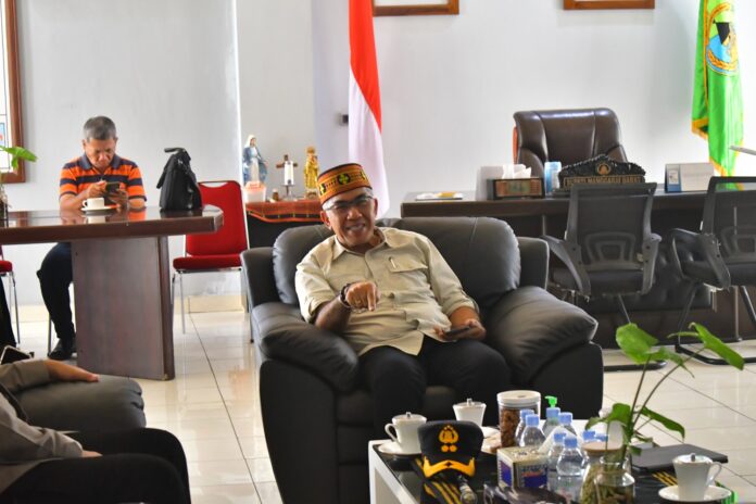 Pjs. Bupati Ondy saat memimpin rapat bersama unsur Forkompimda. (Foto : Gonsalez)