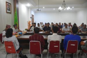 Pjs. Bupati Ondy saat memimpin rapat bersama Sekda dan seluruh Pimpinan OPD. (Foto : Tildis)