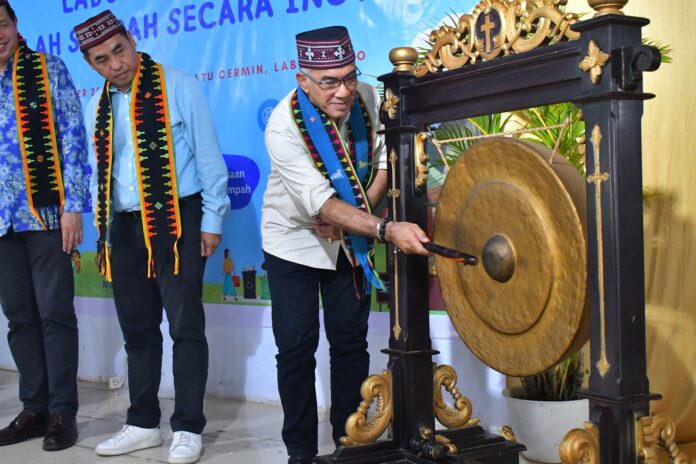 Pjs. Bupati Ondi saat memukul gong simbol launching program B+ (Foto : Gonsalez)