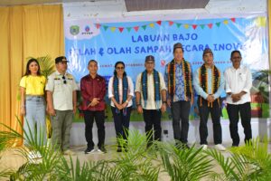 Pjs. Bupati Ondi (tengah) foto bersama penyelenggara kegiatan. (Foto : Gonsalez)