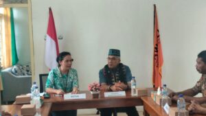 Pjs. Bupati Ondi dan Keua Bawaslu Manggarai Barat, Maria S. Seriang. (Foto : Gonsalez)