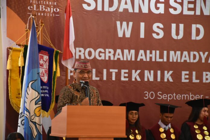 Sekda Manggarai Barat, Fransiskus S. Sodo saat menyampaikan sambutan pada acara wisuda di Poltek eLBajo. (Foto : Tildis)