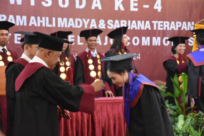 Salah seorang wisudawati saat mengikuti prosesi wisuda. (Foto : Tildis)