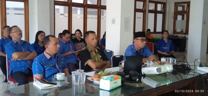 Asisten Aloysius Lahi (tengah) saat mengikuti FGD secara daring. (Foto : Bion)