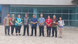 Pjs. Bupati Ondy saat foto bersama dengan Dirut RSUD Komodo dan sejumlah pejabat. (Foto : Ferdy Jemaun)