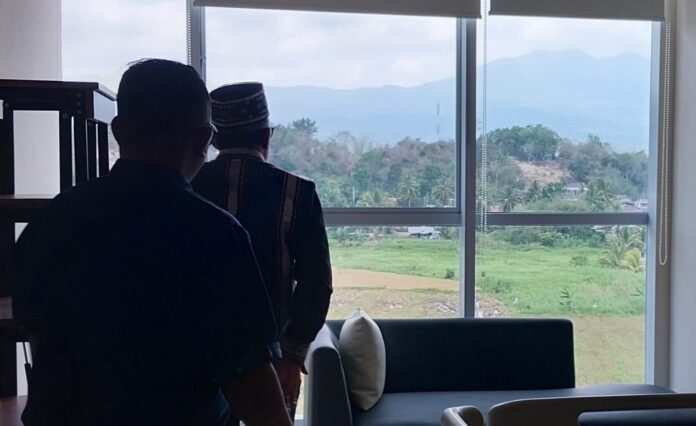 Pjs. Bupati Ondy saat menyaksikan view dari ruang rawat inap VIP Lantai IV RSUD Komodo. (Foto : Ferdy Jemaun)