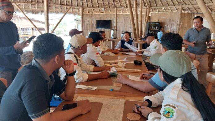 Tim Pengawasan dan Penertiban Pajak Daerah saat berkomunikasi dengan Asisten Owner Komodo Resort. (Foto : Ferdy Jemaun)