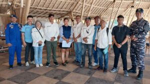 Tim Pengawasan dan Penertiban Pajak Daerah berfoto bersama dengan Owner Komodo Resort. (Foto : Ferdy Jemaun)