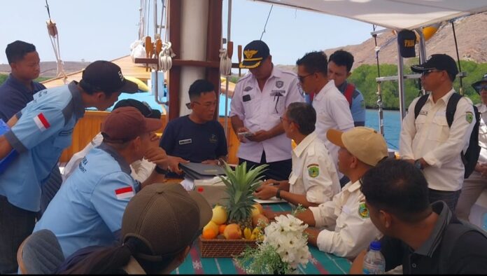 Tim Pengawas dan Penertiban Pajak Daerah bersama crew sebuah kapal wisata sedang berkomunikasi terkait Pajak Daerah. (Foto : Ferdy Jemaun)