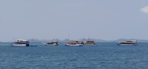 Sejumlah kapal wisata yang sedang berlabuh di perairan laut Pulau Kelor. (Foto : Ferdy Jemaun)