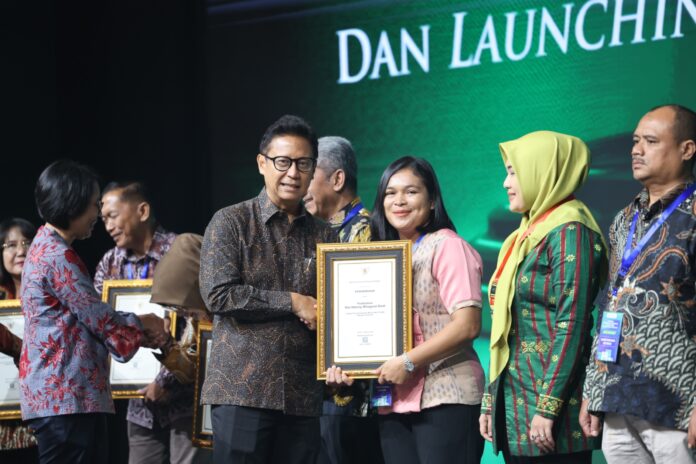 Kapus Wae Nakeng, Ratna Babur (kanan) saat menerima penghargaan dari Menkes RI, Budi Gunadi Sadikin. (Foto : Ist.)