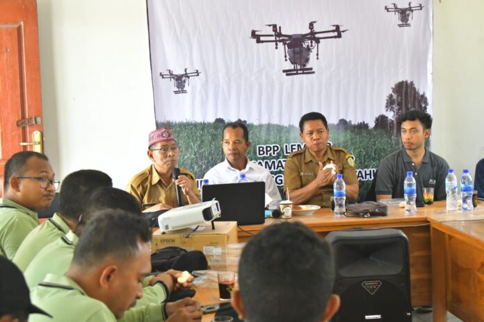 Kadis TPHP, Laurensius Halu (kedua dari kanan), saat membuka kegiatan pelatihan pengoperasian Drone Sprayer di kantor BPP Lembor. (Foto : Gonsalez)