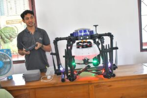 Drone Sprayer yang siap dioperasikan di persawahan Lembor. (Foto : Gonsalez)