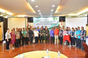 Peserta kegiatan saat foto bersama dengan Asisten Laurensius dan para nara sumber . (Foto : Gonsalez)