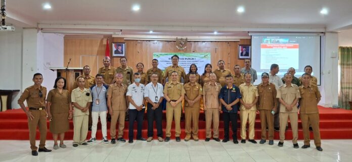 Anggota Pokja KLHS saat foto bersama pasca Konsultasi Publik. (Foto : Ferdy Jemaun)