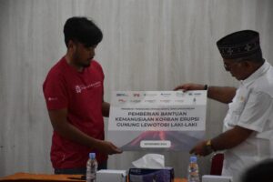 Pjs. Bupati Ondi saat menerima bantuan dari kelompok masyarakat untuk selanjutnya disalurkan  kepada para korban. (foto : Tildis)