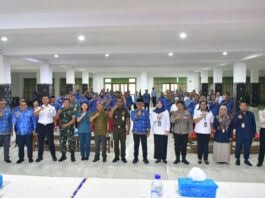 Pjs. Bupati Ondi Christian Siagian (tengah) beserta unsur Forkopimda dan seluruh peserta rapat. (foto : Gonsa)