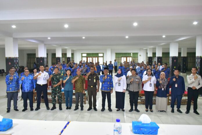 Pjs. Bupati Ondi Christian Siagian (tengah) beserta unsur Forkopimda dan seluruh peserta rapat. (foto : Gonsa)