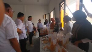 Kunjungan dan test produk di ruang pemasaran Gedung IKM. (Foto : Sebinus)