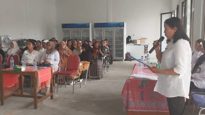 Kepala Bidang Perindustrian, Katarina F. J. Baut saat menyampaikan laporan pelaksanaan kegiatan. (Foto : Sebinus)