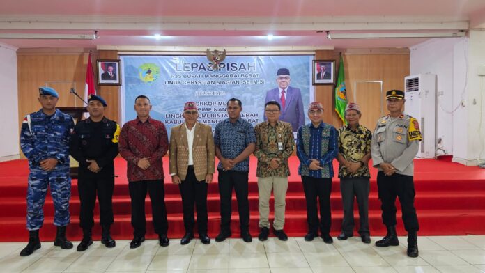 Pjs Bupati Ondy Christian Siagian (tengah) saat foto bersama dengan Sekda Mabar dan unsur Forkopimda. (Foto : Dok. Prokopim)