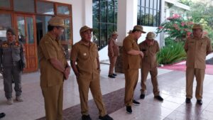 Bupati Edi (kedua dari kiri) saat berbincang dengan Kaban Keuangan, Salvador Pinto, sebelum Apel Kekuatan. (Foto : Tian Candra) 