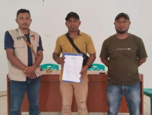 Ketua PPS Kelurahan Tangge, Frederius Maga (tengah) saat menerima copian surat pengiriman logistik pemilu. (Foto : Ist.)