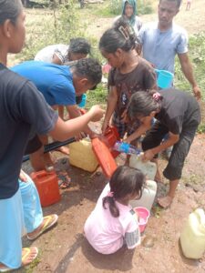 Warga Golo Karot saat menimba air bersih di Bak Penampung. (Foto : Ferdy Jemaun)