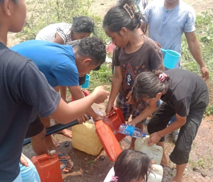 Warga Golo Karot saat meniba air bersih yang mengalir dari bak penampung (Foto : Ferdy Jemaun)