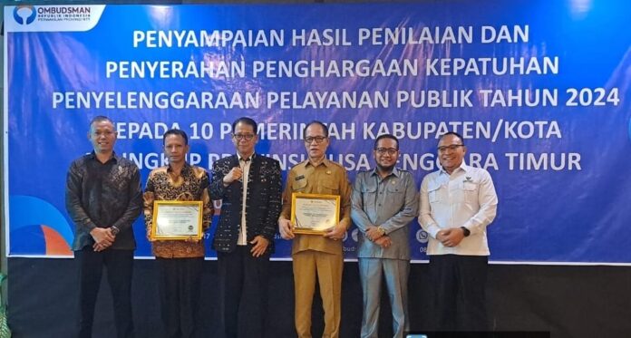 Asisten Aloysius Lahi (kedua dari kiri) dan Ketua Komisi I DPRD Manggarai Barat, Ali Sehidun (paling kiri), saat menerima piagam penghargaan. (Foto : Ist.)