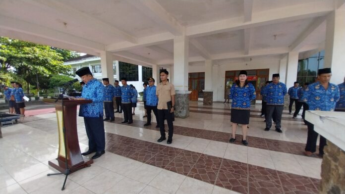 Wakil Bupati Manggarai Barat, dr. Yulianus Weng saat membacakan pidato Presiden Prabowo Subianto. (Foto : Tian)