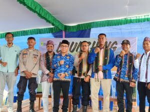 Kepala Dinas Pariwisata Manggarai Barat, Stefan Jemsifori (ketiga dari kanan) saat launmching desa wisata Siru di Agrowisata Ngalor Kalo. (Foto : Ist.)