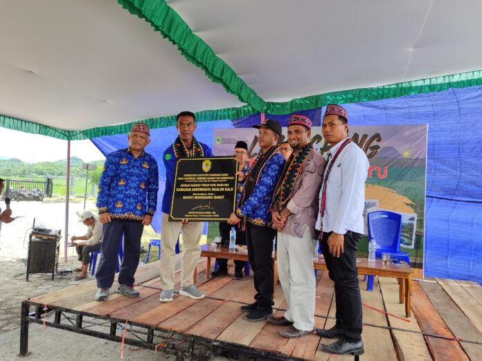 Kadis Pariwisata Manggarai Barat bersama Prasasti pengresmian kawasan Agrowisata Ngalor Kalo. (Foto : Ist.)