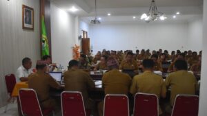 Bupati Edistasius Endi saat memimpin rapat awal tahun 2025. (Foto : Tildis)