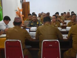 Bupati Edi saat memimpin rapat awal tahun 2025 (Foto : Tildis)